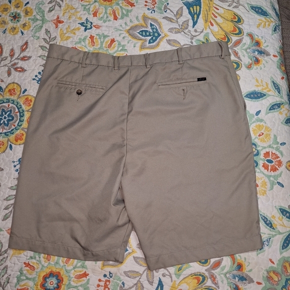 Greg Norman men's shorts in a size 40. They're in like new condition. - Picture 2 of 4